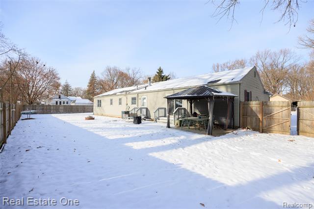 Builiding view twenty four for 22155 Maplelawn, Taylor, MI. 48180