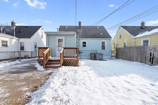 Builiding view twenty three for 11078 Pine, Taylor, MI. 48180