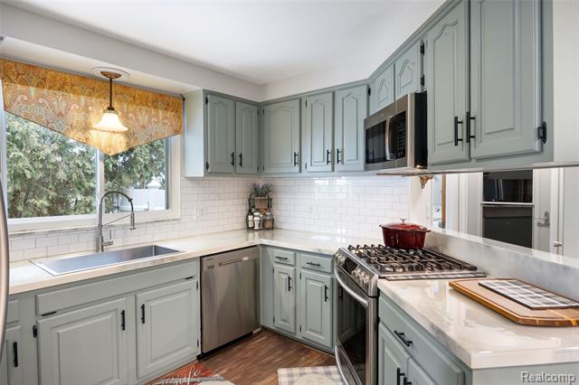 Builiding view five for 10110 Balfour, Allen Park, MI. 48101