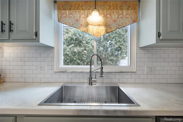 Builiding view seven for 10110 Balfour, Allen Park, MI. 48101