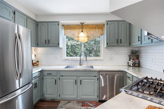 Builiding view six for 10110 Balfour, Allen Park, MI. 48101