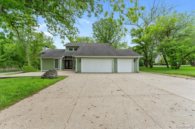 front view for 10161 Loma Circle, Grosse Ile, Mi. 48138