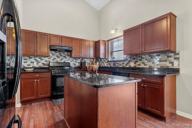 Builiding view seven for 3710 Ridge View, Trenton, MI. 48183