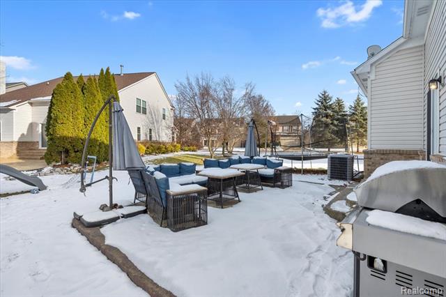 Builiding view thirty three for 3710 Ridge View, Trenton, MI. 48183