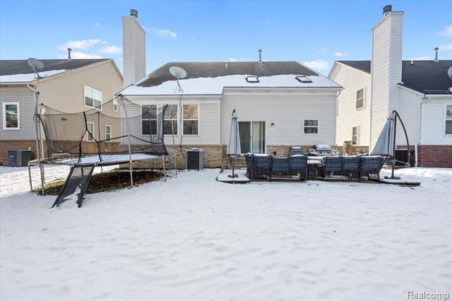 Builiding view thirty two for 3710 Ridge View, Trenton, MI. 48183