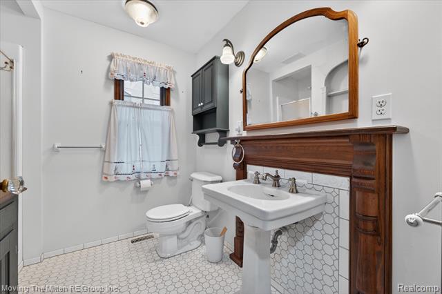 Builiding view eighteen for 30760 Bayview, Rockwood, MI. 48173