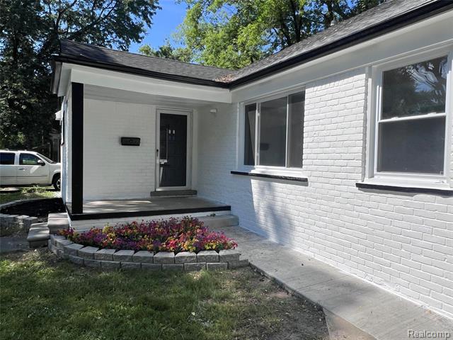 Builiding view eighteen for 24221 Cloverlawn, Oak Park, MI. 48237