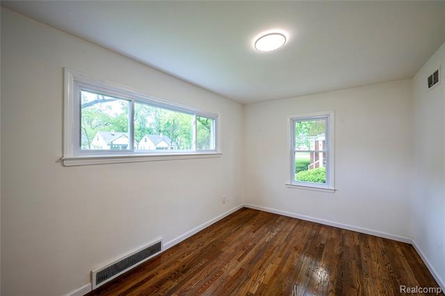 Builiding view eleven for 24221 Cloverlawn, Oak Park, MI. 48237