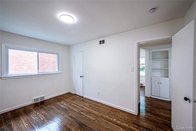 Builiding view fifteen for 24221 Cloverlawn, Oak Park, MI. 48237