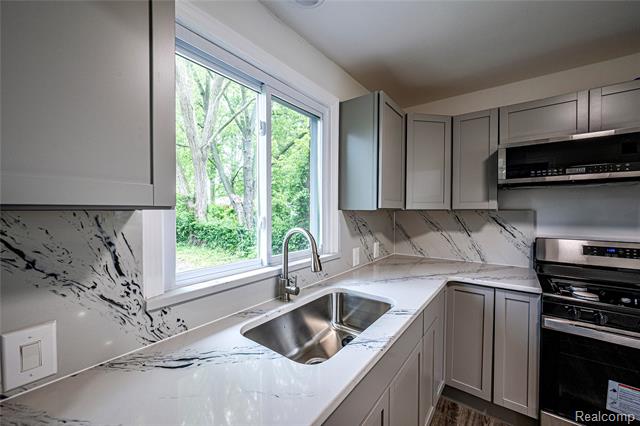 Builiding view five for 24221 Cloverlawn, Oak Park, MI. 48237