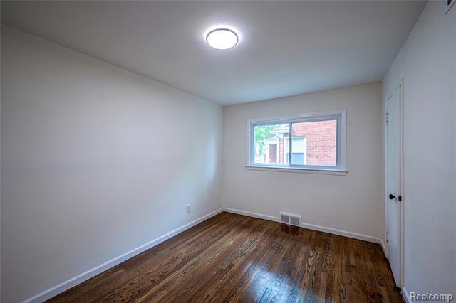 Builiding view fourteen for 24221 Cloverlawn, Oak Park, MI. 48237
