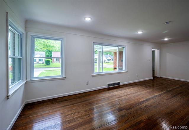 Builiding view nine for 24221 Cloverlawn, Oak Park, MI. 48237