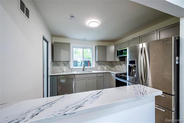 Builiding view one for 24221 Cloverlawn, Oak Park, MI. 48237