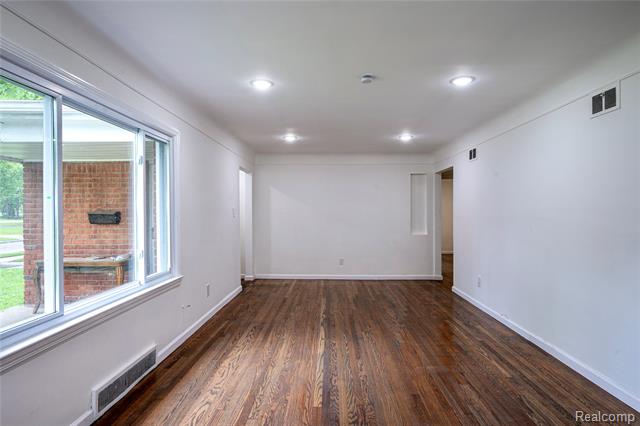 Builiding view seven for 24221 Cloverlawn, Oak Park, MI. 48237