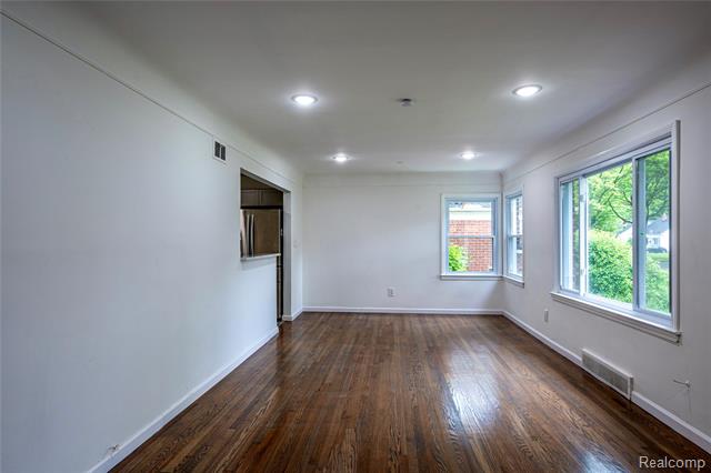 Builiding view six for 24221 Cloverlawn, Oak Park, MI. 48237