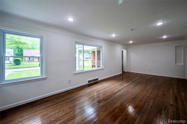 Builiding view ten for 24221 Cloverlawn, Oak Park, MI. 48237