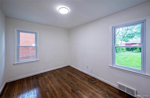 Builiding view thirteen for 24221 Cloverlawn, Oak Park, MI. 48237