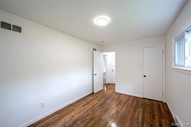 Builiding view twelve for 24221 Cloverlawn, Oak Park, MI. 48237