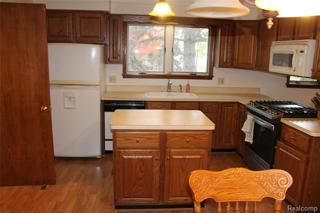 Builiding view fifteen for 4986 Jackson, Trenton, MI. 48183