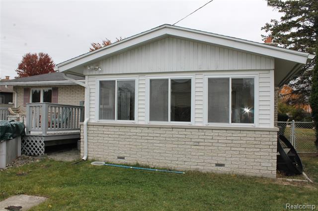 Builiding view fifty two for 4986 Jackson, Trenton, MI. 48183