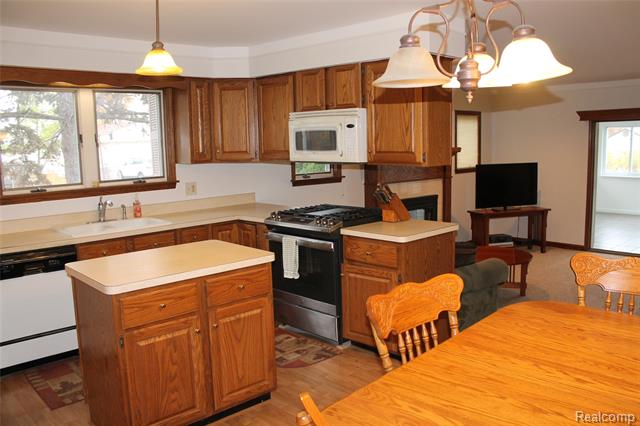 Builiding view seventeen for 4986 Jackson, Trenton, MI. 48183