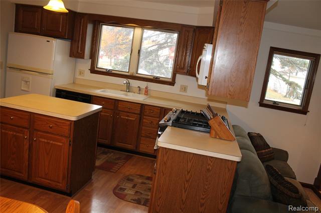 Builiding view sixteen for 4986 Jackson, Trenton, MI. 48183