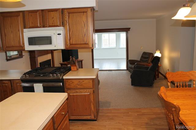 Builiding view thirteen for 4986 Jackson, Trenton, MI. 48183