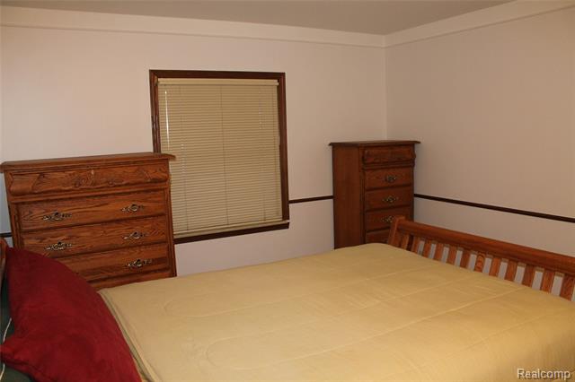 Builiding view thirty one for 4986 Jackson, Trenton, MI. 48183