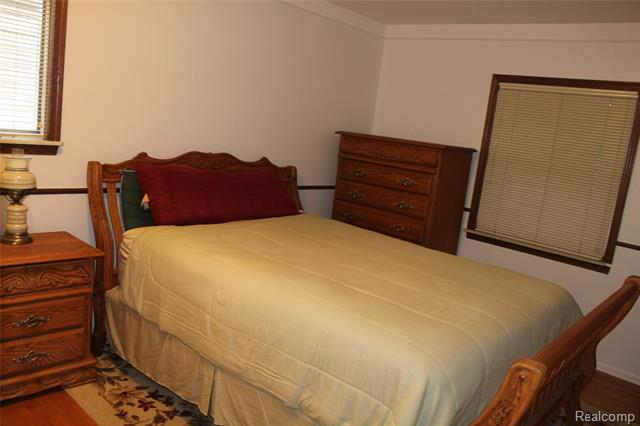 Builiding view thirty three for 4986 Jackson, Trenton, MI. 48183