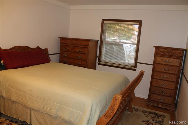 Builiding view thirty two for 4986 Jackson, Trenton, MI. 48183