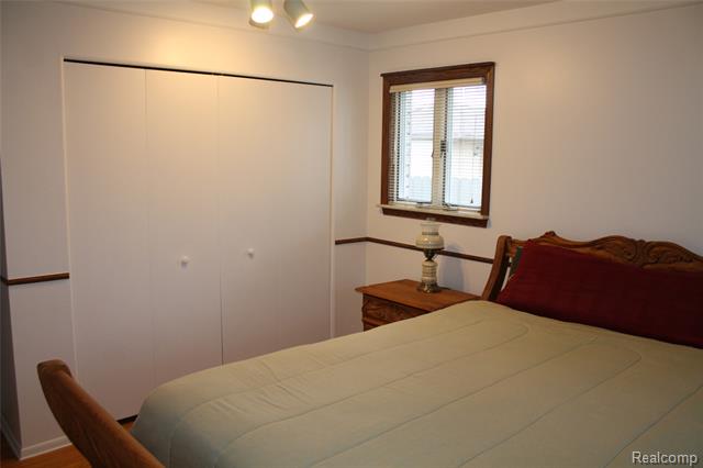 Builiding view thirty for 4986 Jackson, Trenton, MI. 48183