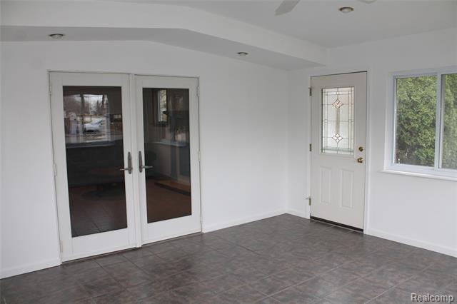 Builiding view twenty nine for 4986 Jackson, Trenton, MI. 48183