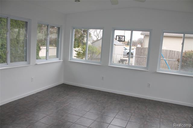 Builiding view twenty seven for 4986 Jackson, Trenton, MI. 48183