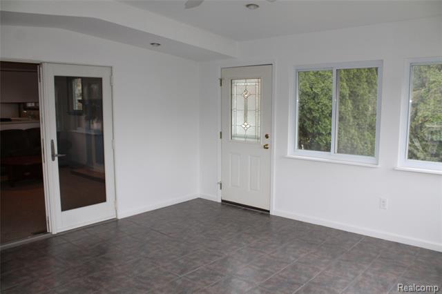 Builiding view twenty six for 4986 Jackson, Trenton, MI. 48183