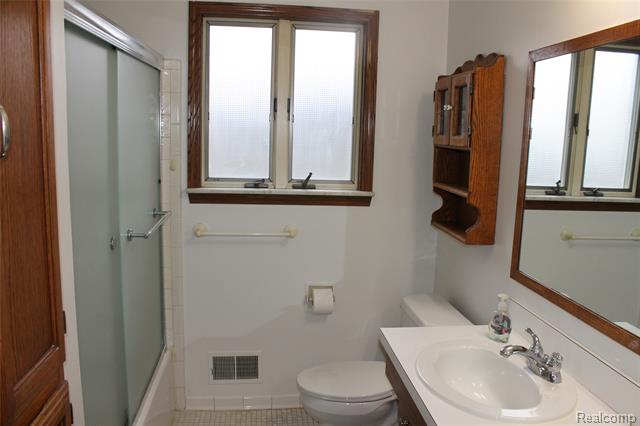 Builiding view twenty three for 4986 Jackson, Trenton, MI. 48183