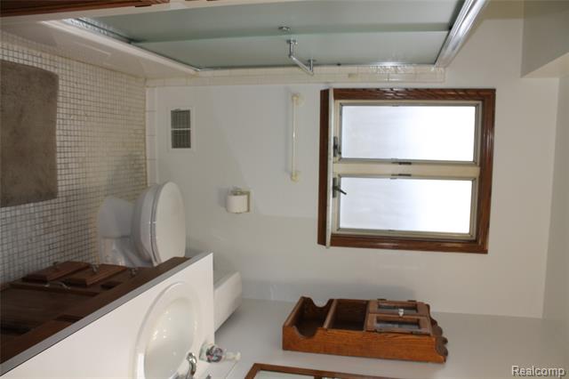 Builiding view twenty two for 4986 Jackson, Trenton, MI. 48183