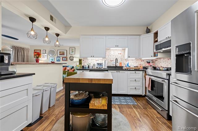 Builiding view ten for 8309 Colony, Grosse Ile, MI. 48138