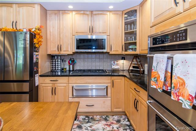 Builiding view thirty five for 8454 Grays, Grosse Ile, MI. 48138