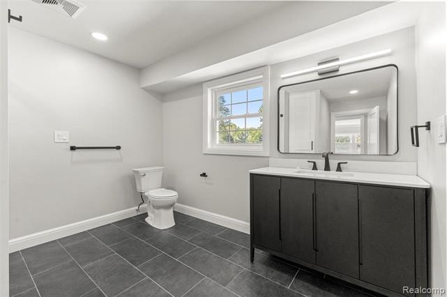 Builiding view fifteen for 3158 Lafayette, Trenton, MI. 48183