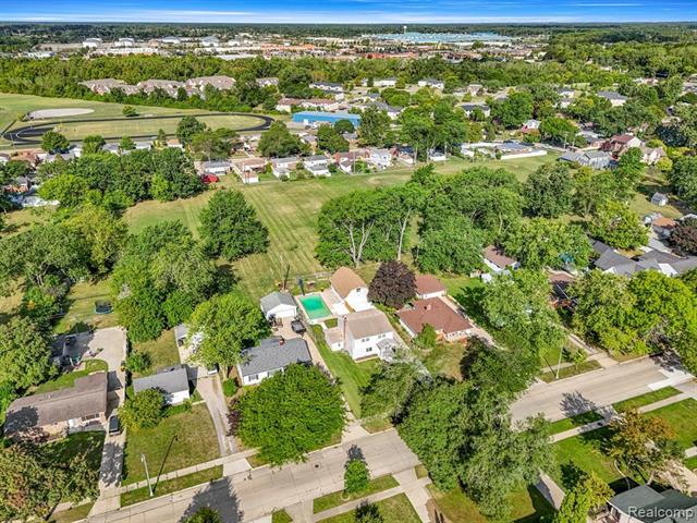 Builiding view fifty nine for 3158 Lafayette, Trenton, MI. 48183