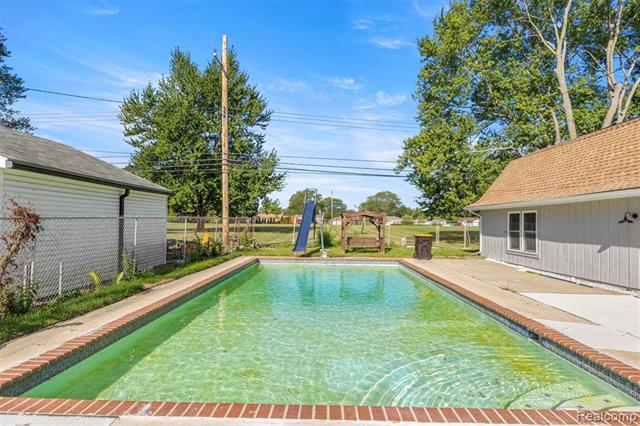 Builiding view thirty nine for 3158 Lafayette, Trenton, MI. 48183