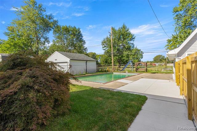 Builiding view thirty six for 3158 Lafayette, Trenton, MI. 48183