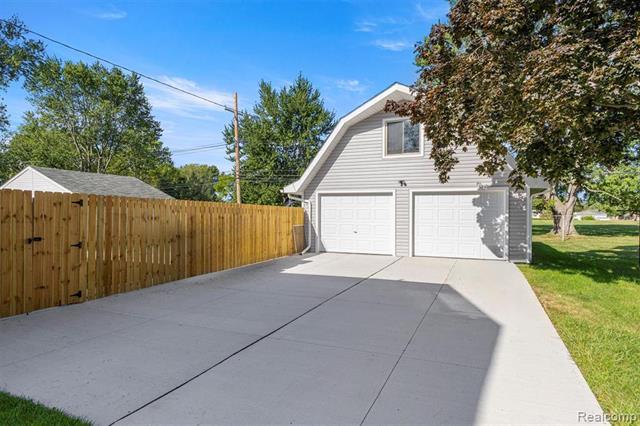 Builiding view thirty three for 3158 Lafayette, Trenton, MI. 48183