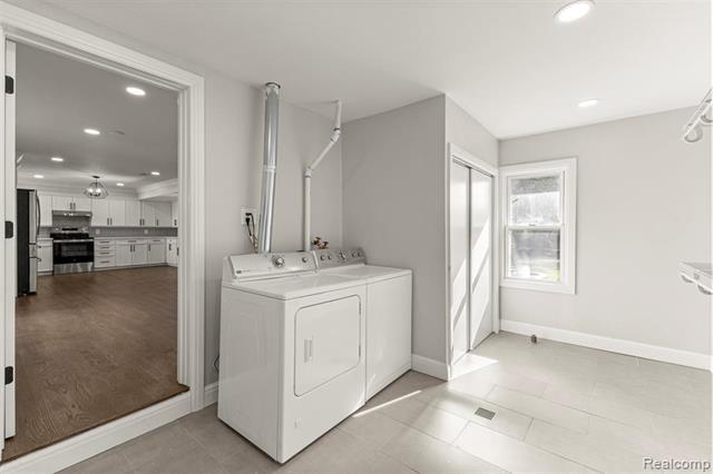 Builiding view twenty three for 3158 Lafayette, Trenton, MI. 48183