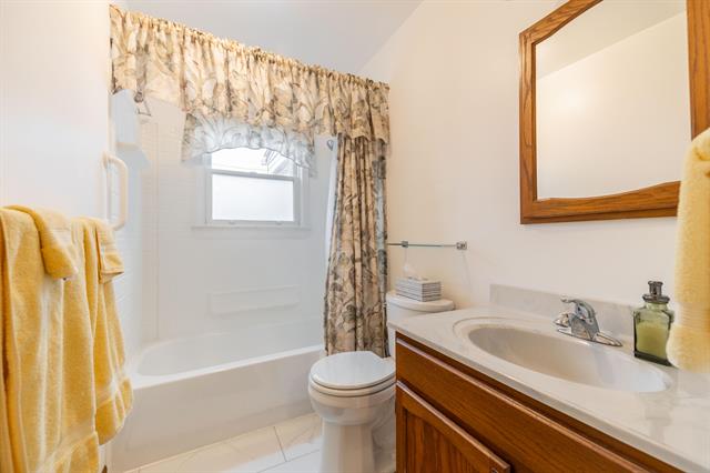 Builiding view sixteen for 3256 S Stella, Trenton, MI. 48183