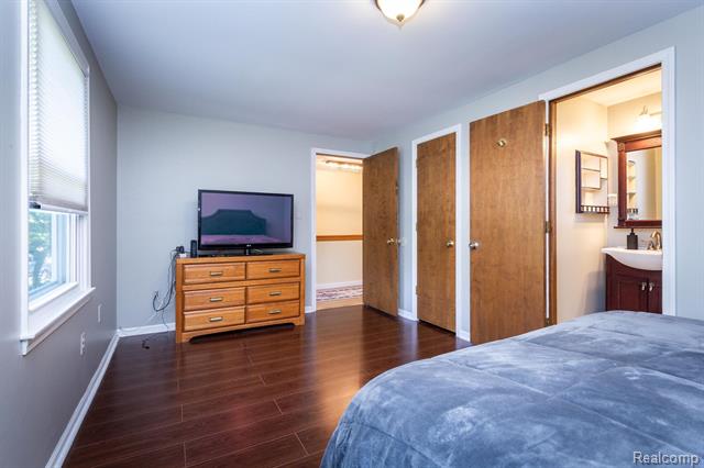 Builiding view eighteen for 22133 Meridian, Grosse Ile, MI. 48138