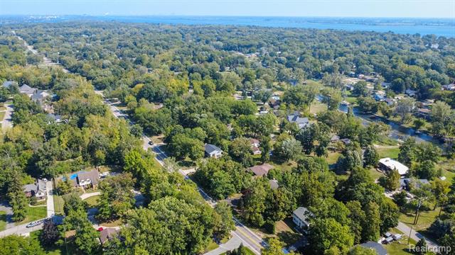 Builiding view fifty one for 22133 Meridian, Grosse Ile, MI. 48138