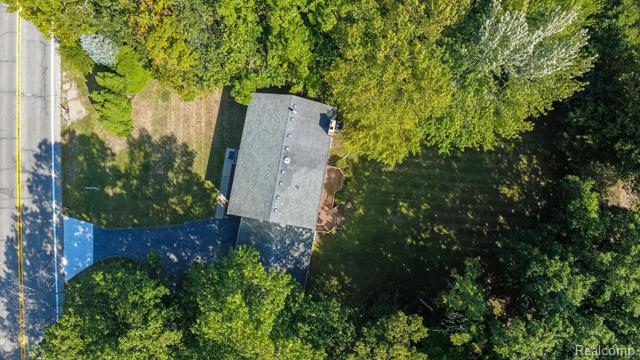 Builiding view fifty two for 22133 Meridian, Grosse Ile, MI. 48138