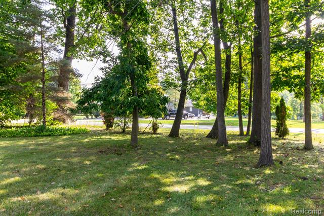 Builiding view forty one for 22133 Meridian, Grosse Ile, MI. 48138