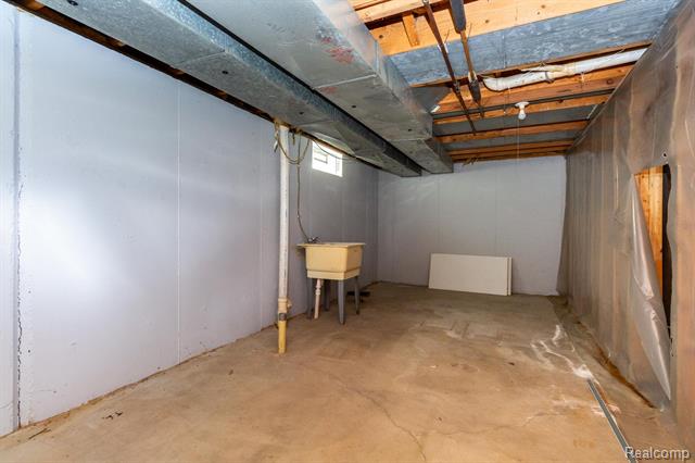 Builiding view thirty nine for 22133 Meridian, Grosse Ile, MI. 48138